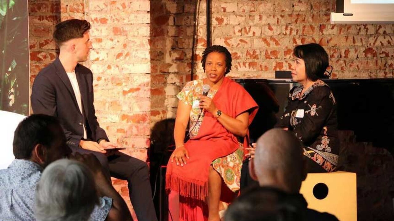 Fairventures Projektleiterinnen Patience Naamara (Uganda) und Rayanansi Siman (Indonesien)