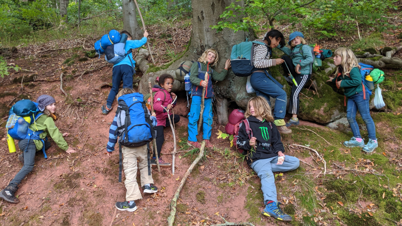Garten Eden - Gruppe von Kindern bei der Waldwanderung