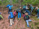 Garten Eden - Gruppe von Kindern bei der Waldwanderung