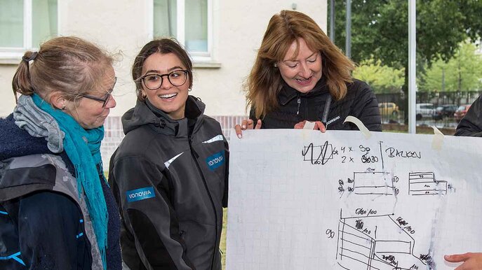 Verantwortliche zeigen Hochbeet-Planung