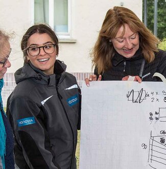 Verantwortliche zeigen Hochbeet-Planung