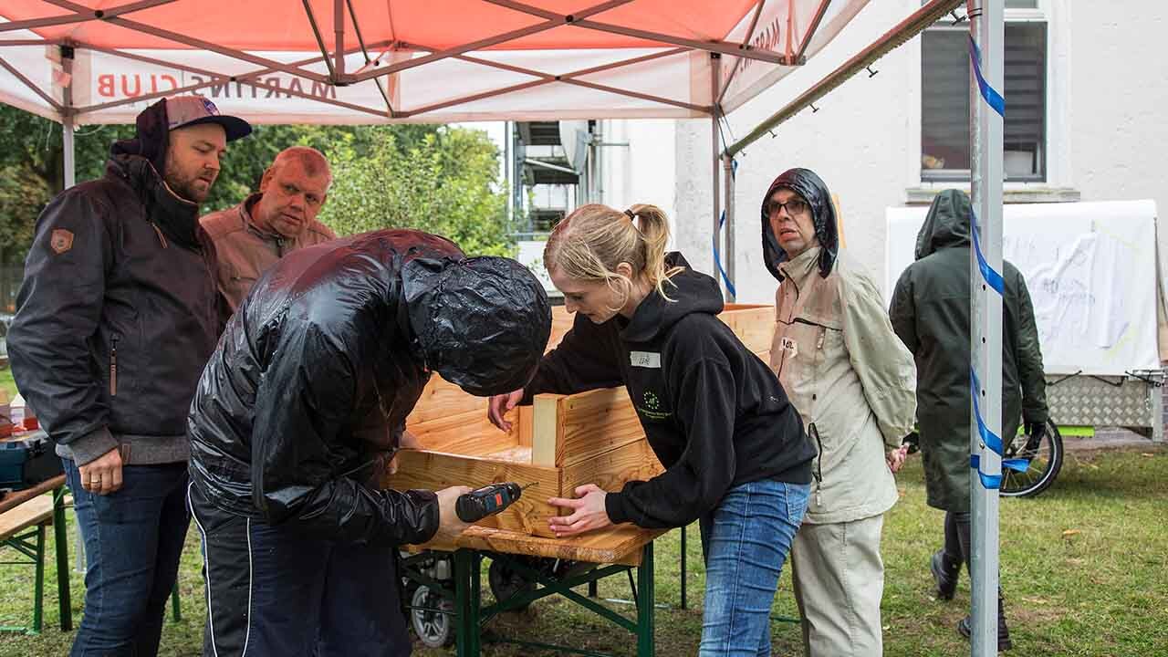 Hochbeet wird zusammengebaut